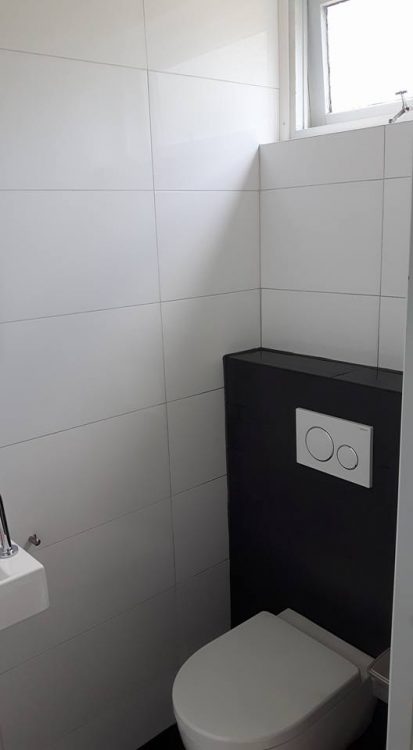 Inbouw toilet met witte en zwarte tegels