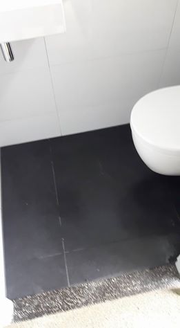 WC betegeld met antraciete 40x40 tegel