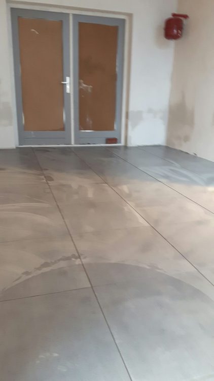 Boerderijwoning met tegelvloer in aanbouw