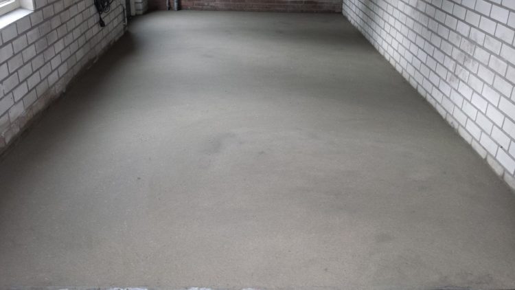 Cementdekvloer garage aangebracht